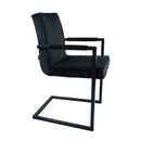 Les chaises en velours noir Nat au cadre métallique noir, l'alliance de la douceur et de la solidité.