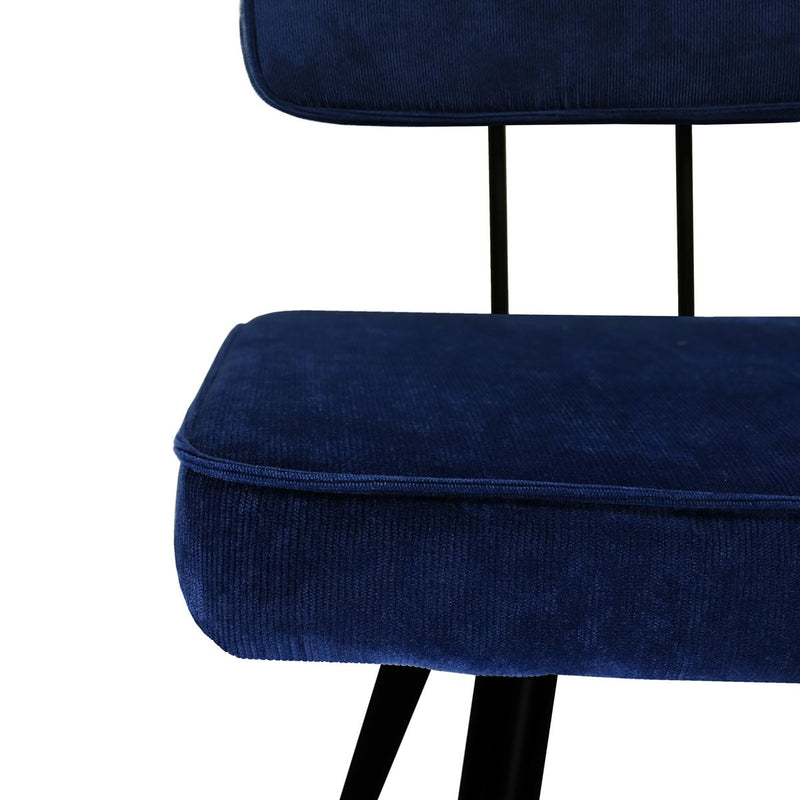 Ces chaises bleues mélangent le style nordique et rétro pour votre plus grand plaisir.