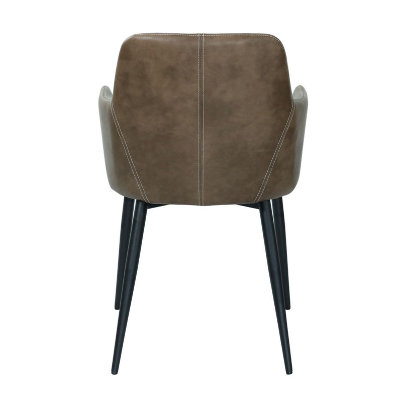 Habillez votre intérieur avec ce lot de deux chaises en cuir brun.