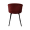La chaise mila est en velours rouge avec une structure en métal noir.
