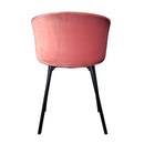 La chaise mila est en velours rose avec une structure en métal noir.