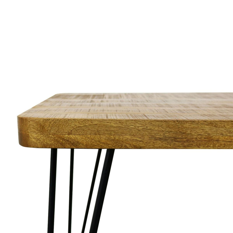 Table en bois de salle à manger au style industriel.