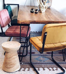 Apportez du style à votre intérieur avec cette magnifique table en bois de manguier.