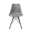Le set de 2 chaises grises, piétement en métal noir robuste et stable.