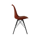 Le set de 2 chaises rouges, structure en métal noir solide et stable.