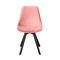 Le lot de deux chaises en velours rose par Bisous design.