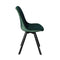 Le lot de deux chaises en velours vert foncé par Bisous design.