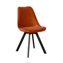 Les chaises Art déco en velours orange matelassé issues de la collection Emma.