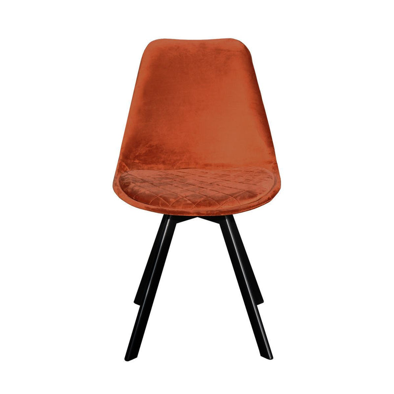 Le lot de deux chaises en velours orange par Bisous design.
