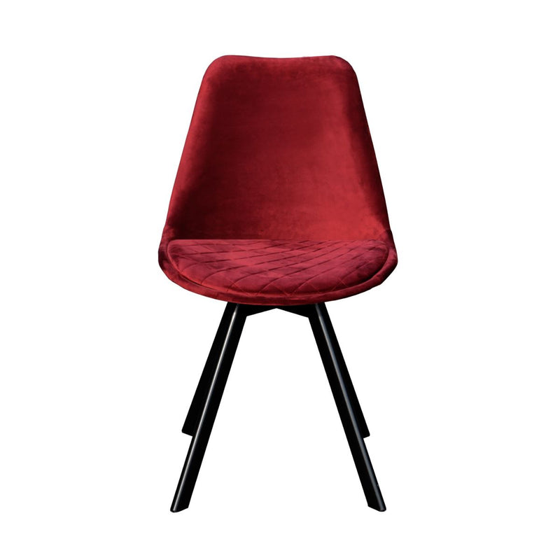 Le lot de deux chaises en velours rouge par Bisous design.