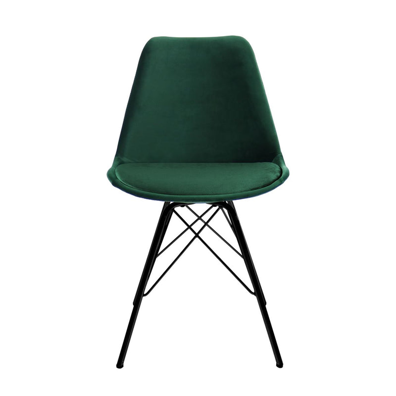 Le set de deux chaise Tower par Bisous design, la combinaison du velours vert foncé et du métal noir, un contraste original.