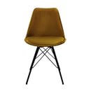 Le set de deux chaises en velours doré et au cadre noir pour un intérieur au style Art déco.