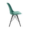 Le set de deux chaises en velours vert menthe et au cadre noir pour habiller votre pièce sans la surcharger.