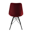 Le set de deux chaises en velours rouge et au cadre noir pour un intérieur à l’inspiration scandinave.