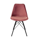 Le set de deux chaise Tower par Bisous design, la fusion du velours rose et du métal noir pour un maximum de confort.