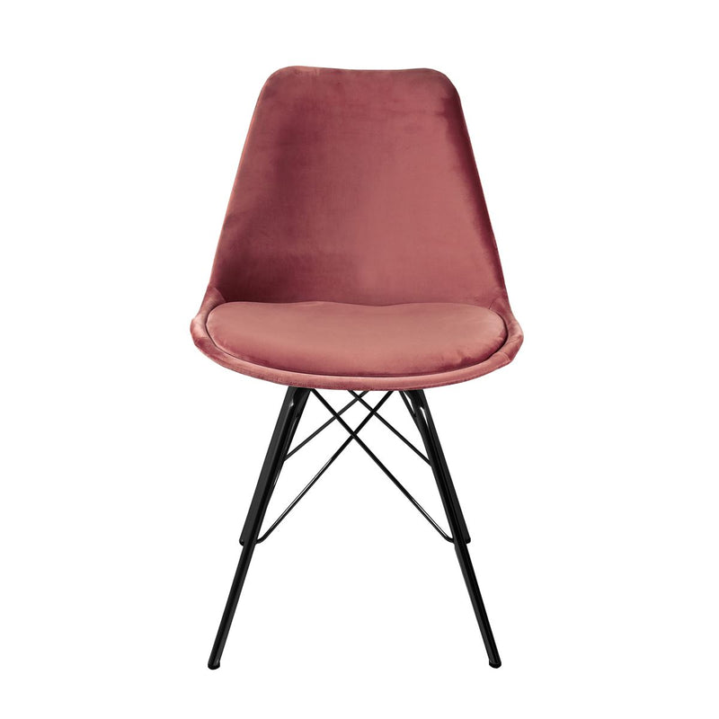 Le set de deux chaise Tower par Bisous design, la fusion du velours rose et du métal noir pour un maximum de confort.