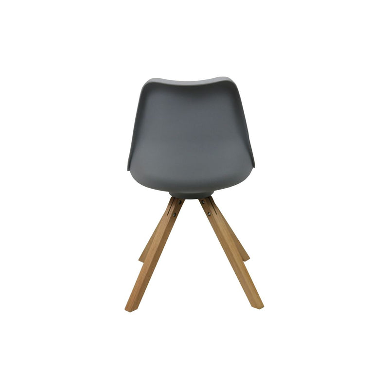 Le set de deux chaises Calyx avec quatre pieds en bois de chêne.