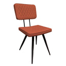Deux chaises en cuir PU rouge élégantes et vintages.