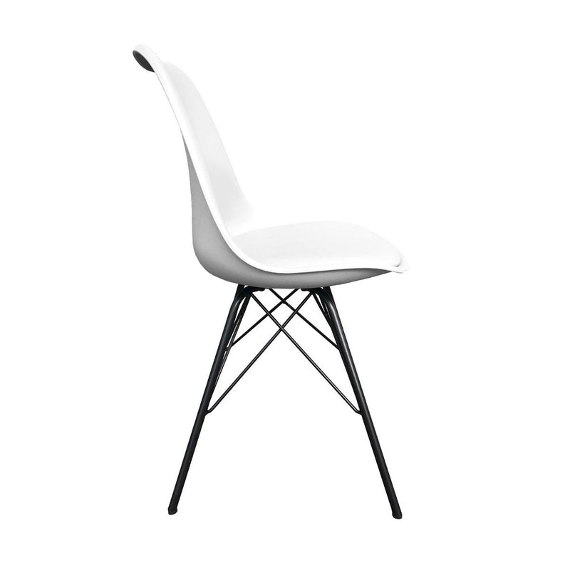 Le set de 2 chaises blanches, structure en métal noir robuste.