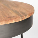Table en bois avec structure en métal gris antique.
