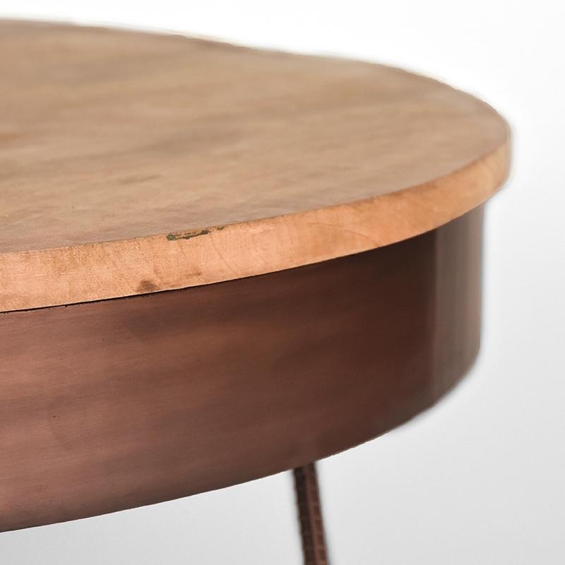 Table en bois avec structure en métal cuivre.