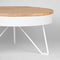 Table industrielle blanche en bois brut.