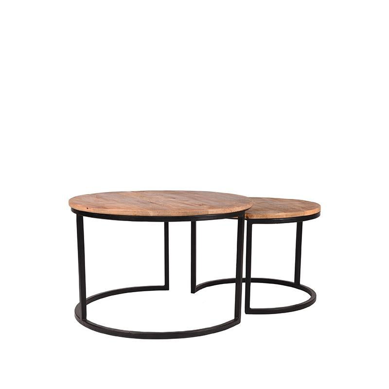 Deux tables industrielles en bois de manguier et en métal noir.